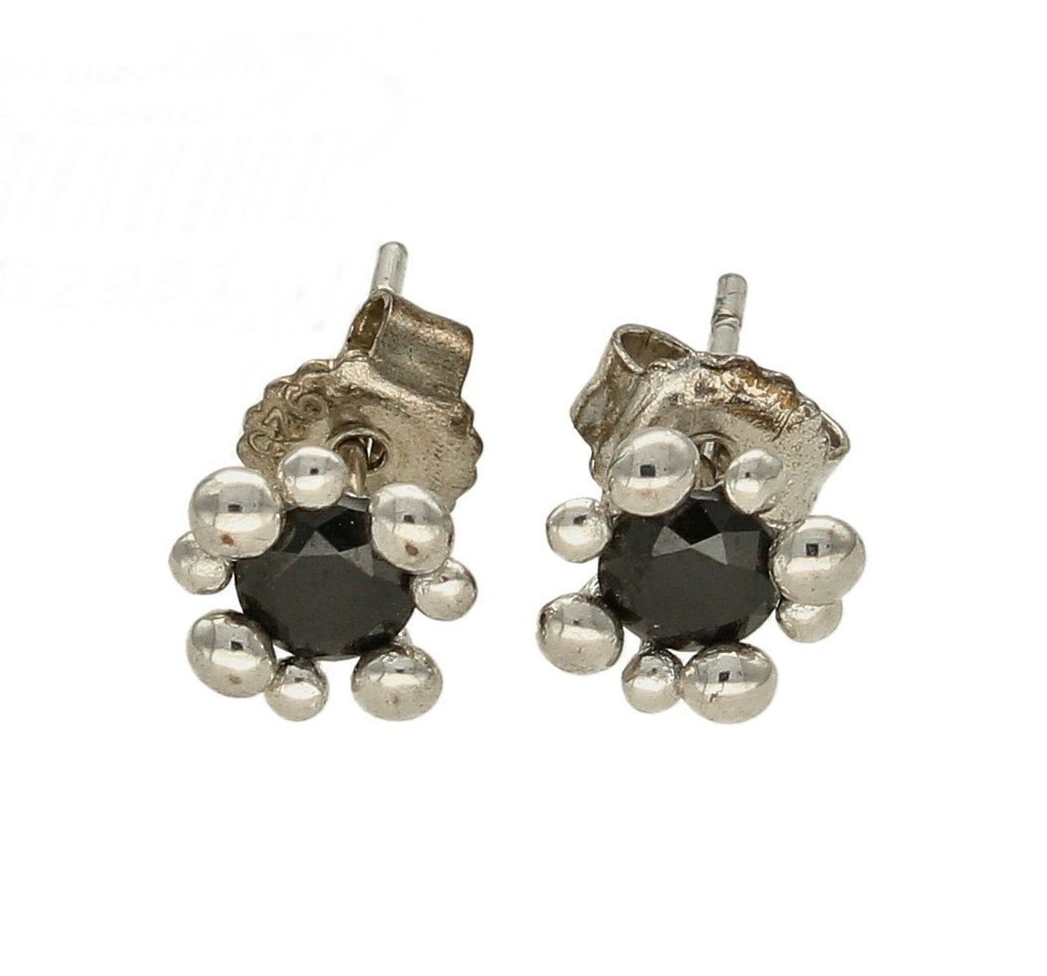 Kolczyki srebrne wkrętki w kształcie kwiatka K VI 294 026. Srebrne kolczyki w kształcie kwiatków z czarną cyrkonią w środku. Wykonane z najwyższej jakości srebrna próby 925 wyglądają bardzo elegancko.jpg